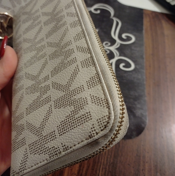 Michal Kors Bag & Wallet set - Picture 8 of 11